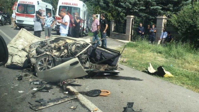 Ankara'da trafik kazası: Araç ikiye bölündü